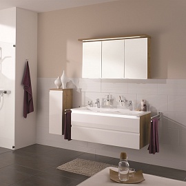 Мебель для большой ванной комнаты с удобными шкафами для хранения под раковиной и настенные.